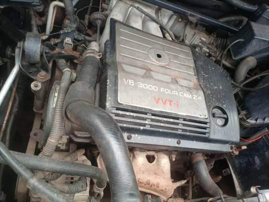 A picture of Toyota Highlander Owerrri imo state Nonny autos deal Engine smokes