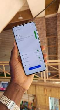 A picture of Samsung galaxy S20ultra 5G slightly cracked