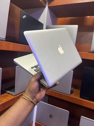 A picture of Macbook pro 2011 13 inch 2.4GHz Core i5 Ram 8gb
