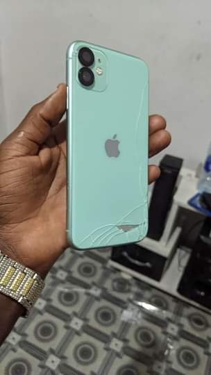 A picture of Iphone 11 mchawi rock na krek nyuma tia offa