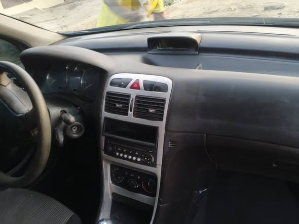 A picture of Peugeot 307 manual transmission