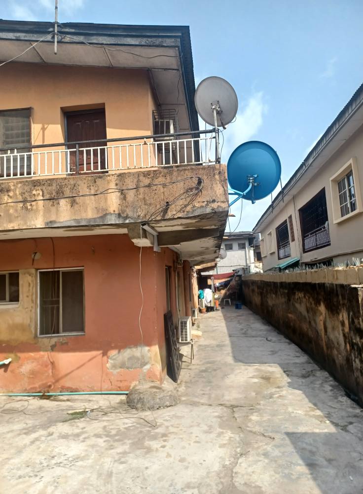 A picture of 4 units of 3 bedrooms flats