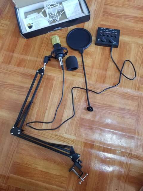 A picture of V 8 condenser microphone with sound card for podcasts livestreams