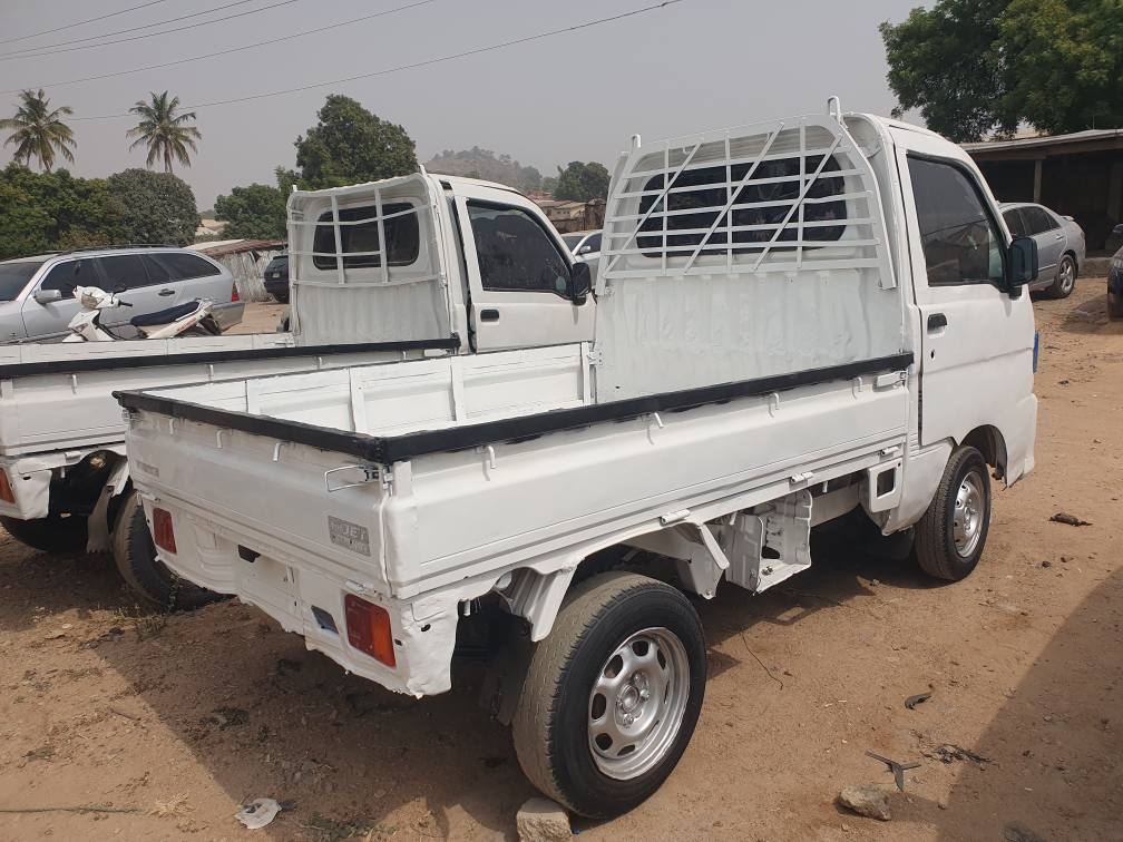 A picture of Extremely clean Hijet Daihatsu with injector engine working perfectly with