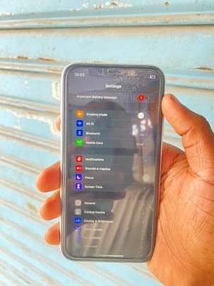 A picture of iPhone Xr Gb 128 No service Ina crak kidg Bei