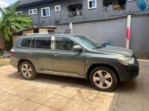 A picture of Super clean Toyota Highlander 2009 model full option Keyless with