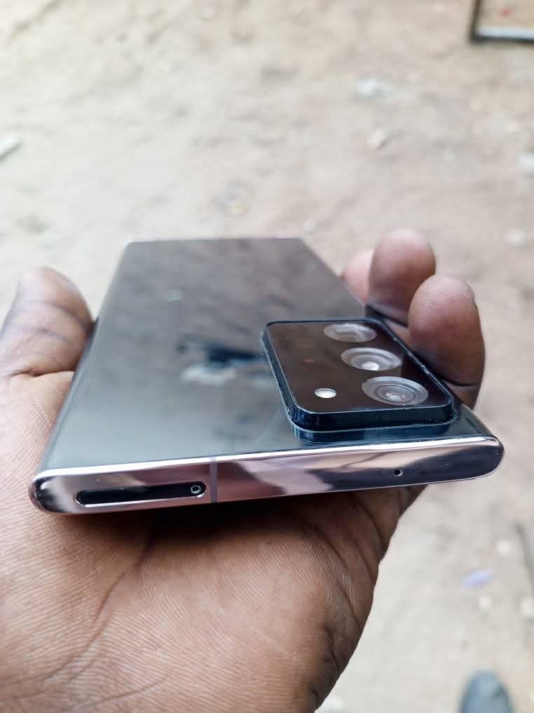 A picture of Samsung note 20 5G ultra 300 000 