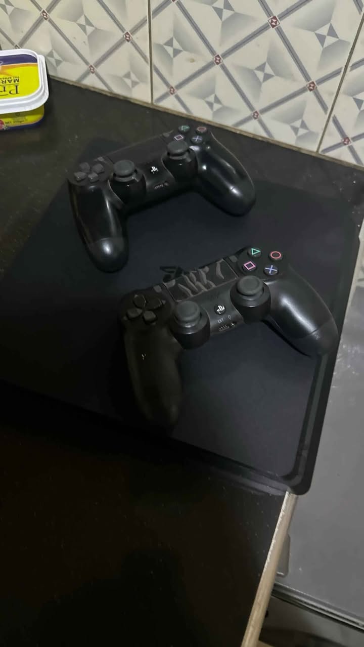 A picture of Ps4 console 2 pads FREE FIFA 24 CD