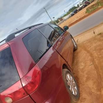 A picture of Toyota sienna 2007 registered 0906610730 