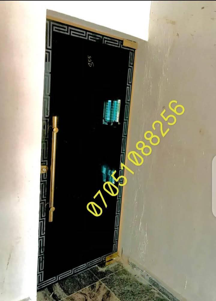 A picture of Frameless swing door