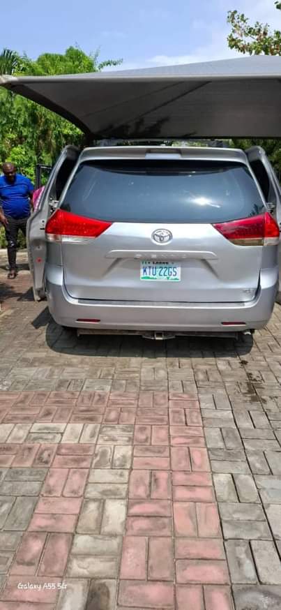 A picture of This is a super clean Toyota Sienna XLE 2014 model