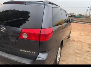 A picture of Toyota sienna 07 foreign used Tokunbo duty paid