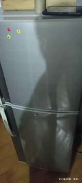 A picture of fridge la mtumba hili nataka 270000 0625590272 pigaa sim