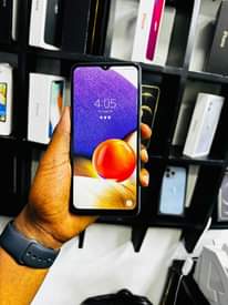 A picture of Samsung A32 128GB RAM 4 clean sana nataka 220 000Tzs