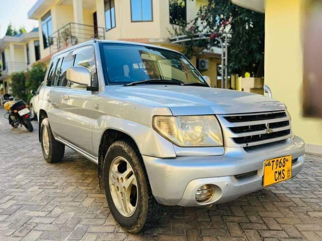A picture of 2004 Suzuki Pajero GDI