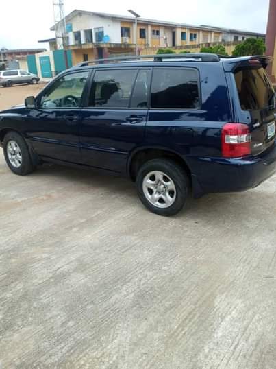 A picture of Toyota highlander 04 model