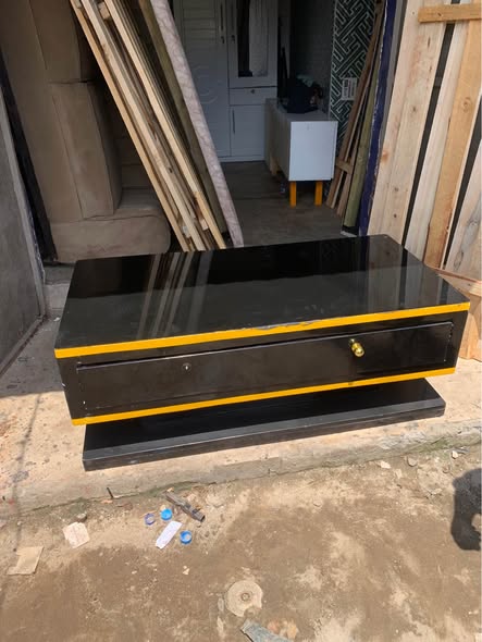 A picture of Coffee table juu inakioo bei ni 100 000 tuu ina