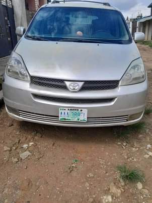 A picture of 2004 Toyota Sienna