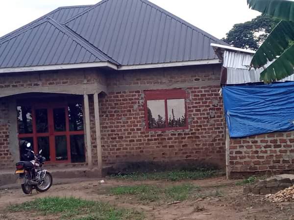 A picture of HOUSE ON QUICK SALE 50m BEYI YABUSUBUZI.. Located at matugga