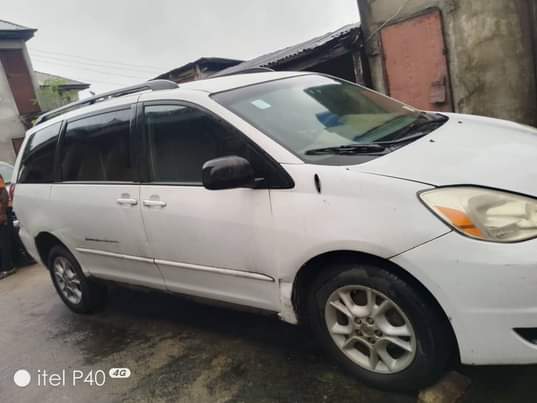 A picture of Super clean big Toyota sienna Sound engine Perfect gear AC