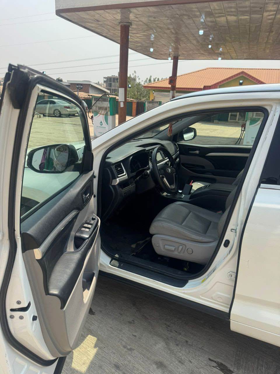 A picture of DISTRESS TOKS 2016 FORIEGN USED TOYOTA HIGHLANDER LE PRICE N26