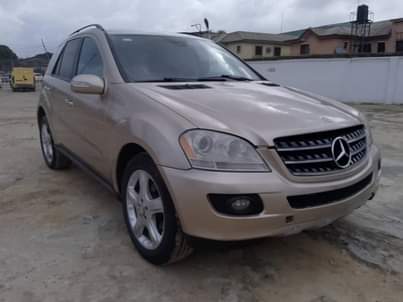 A picture of Benz ML350