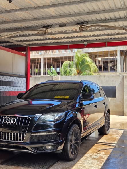 A picture of Audi Q7 Nauza
