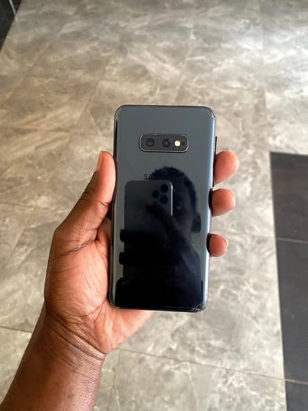 A picture of Samsung galaxy s10e grade b screen 128gb 200k For more