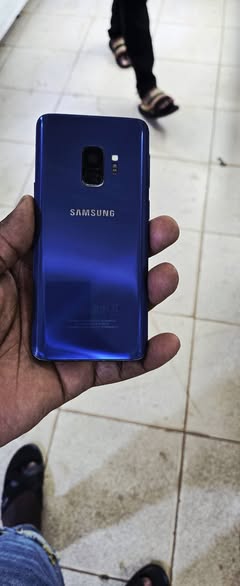 A picture of Samsung galaxy s9 64gb 4gbram clear cameras It has some