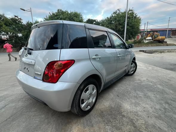 A picture of 2003 Toyota ist