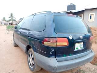 A picture of Toyota sienna 2001 model
