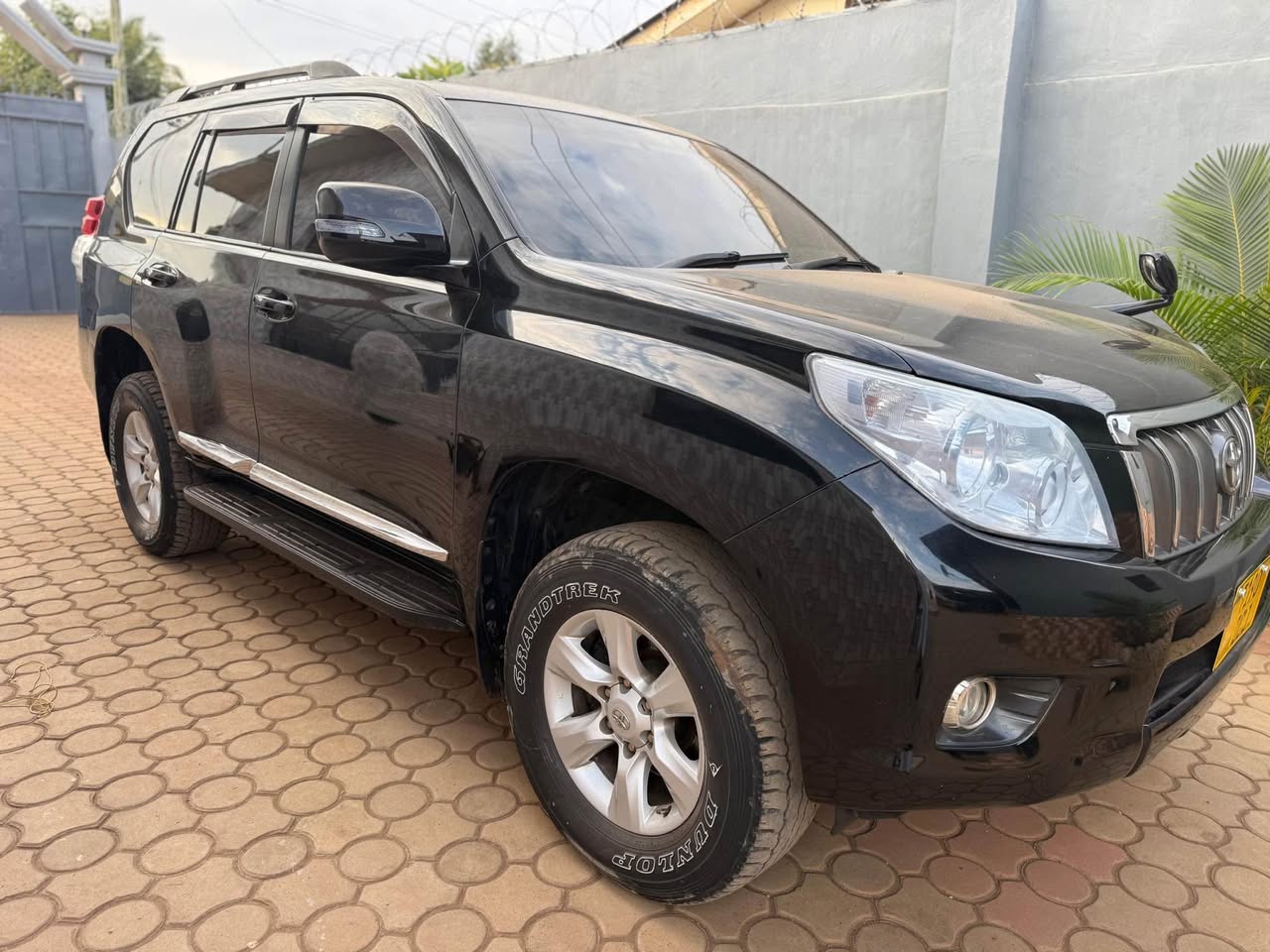 A picture of TOYOTA LANDCRUISER PRADO TX 150 fore sale