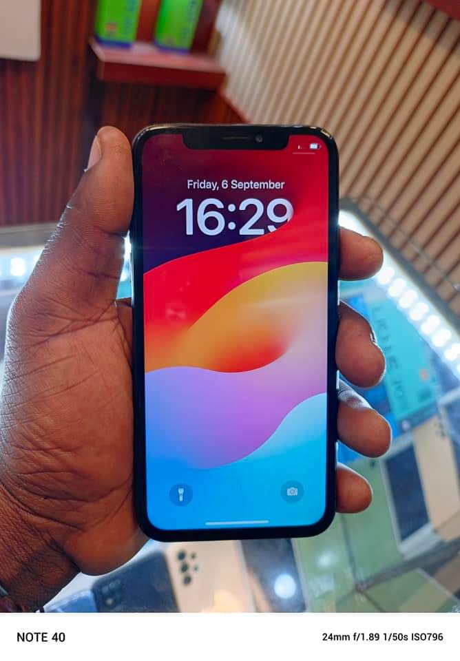 A picture of I phone X gb 64