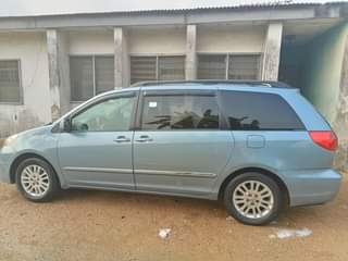 A picture of 2009 Toyota Sienna Neatly Used