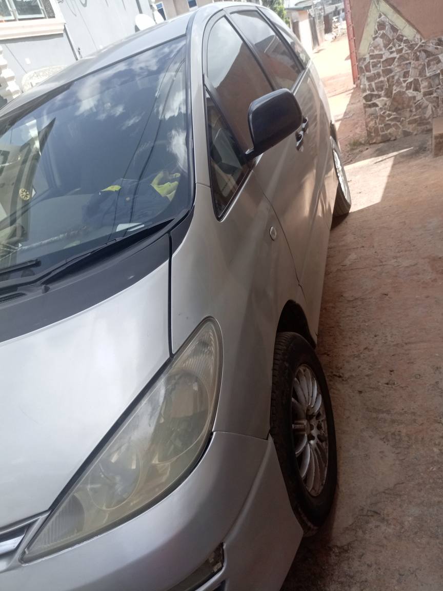 A picture of Toyota previa 03