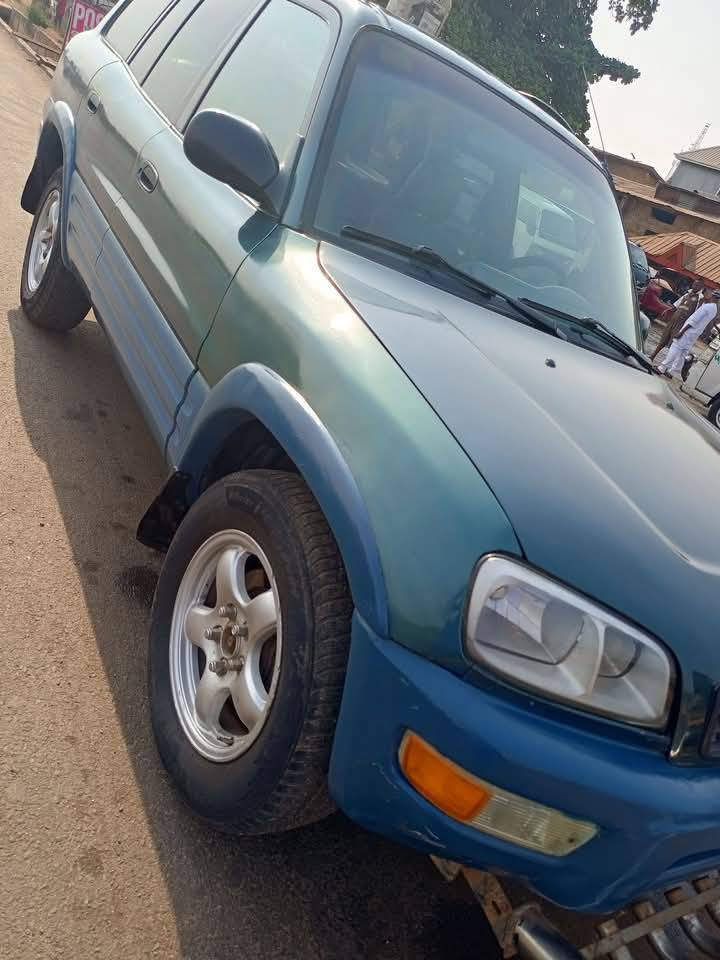 A picture of 1999 Toyota RAV4 Automatic. Good Engine and Gear AC needed