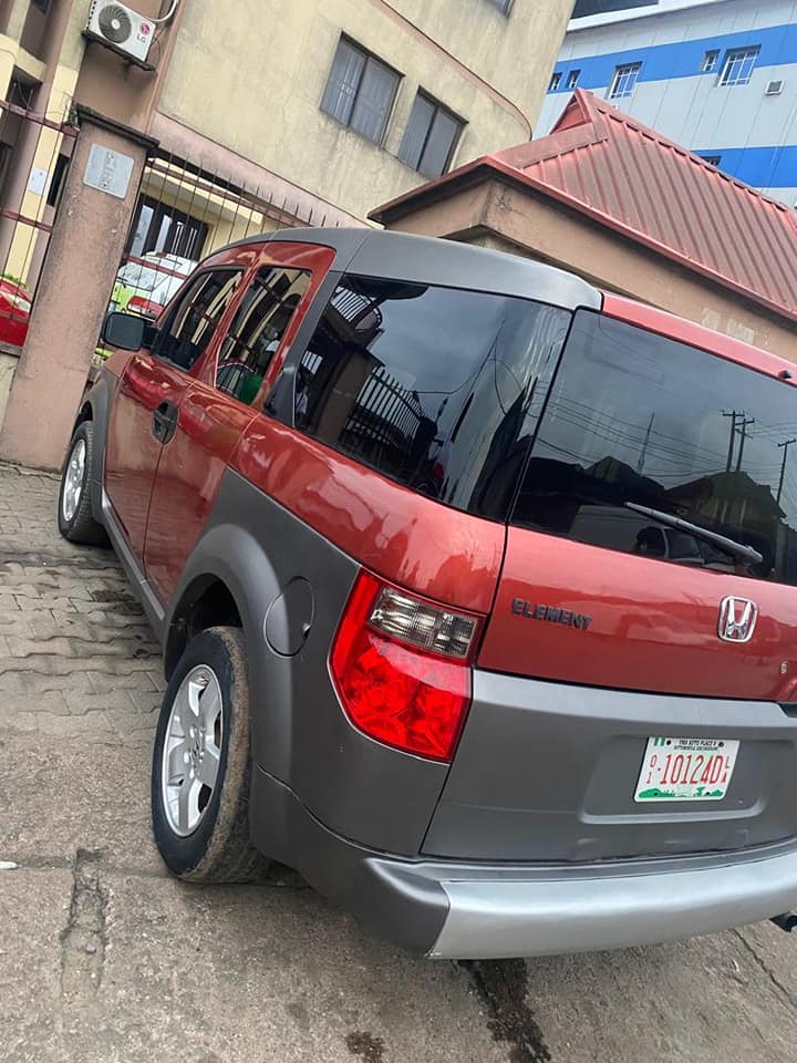 A picture of 2004 honda element