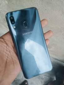 A picture of Samsung a30 gb 64 ram 4 bei 110k