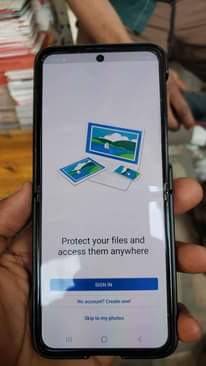 A picture of S21 Ultra with minor crack on the screen and Flip3