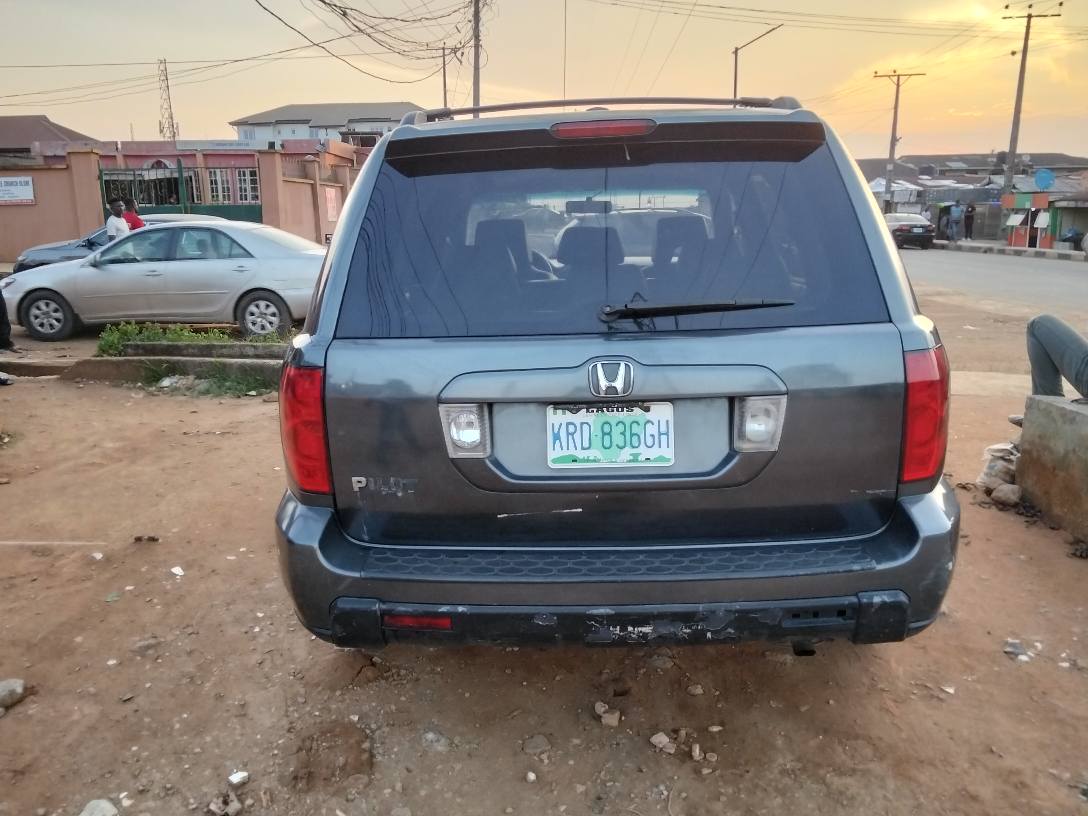 A picture of 2005 Honda pilot