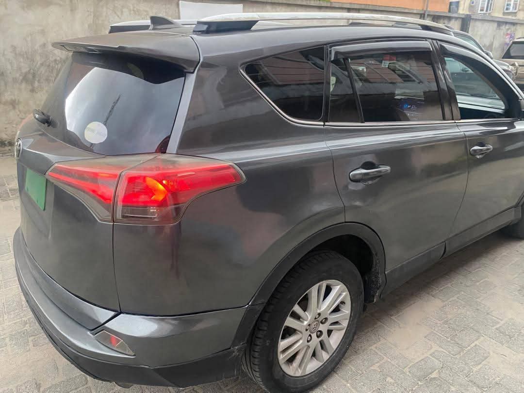 A picture of 2016 Toyota RAV4 le