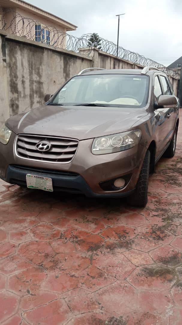A picture of Used HYUNDAI SANTA FE 2011