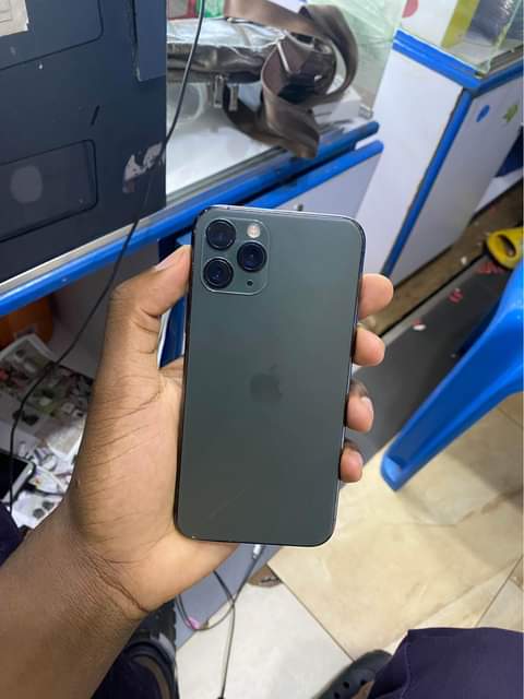 A picture of Iphone 11 Pro 256gb at 790k 