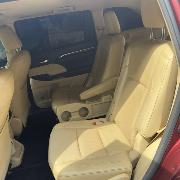 A picture of It s 2016 Toyota Highlander hybrid with custom papers