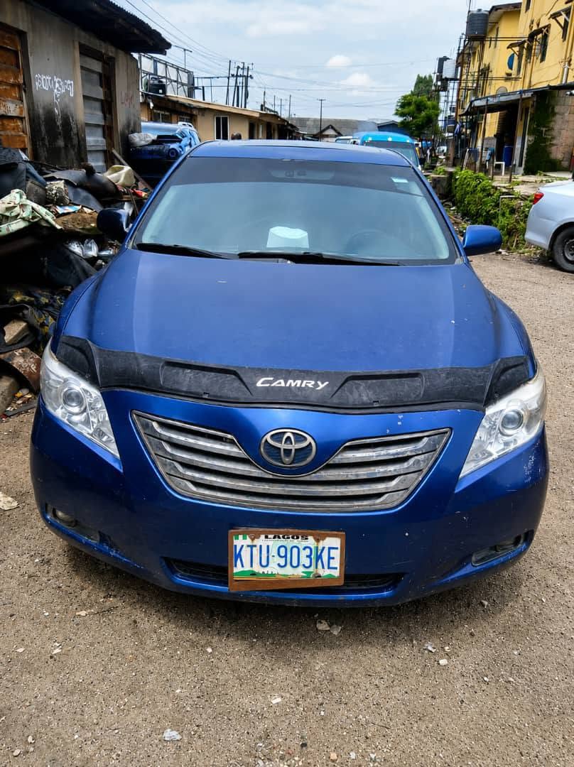 A picture of Toyota Camry toks standard with V6 engine