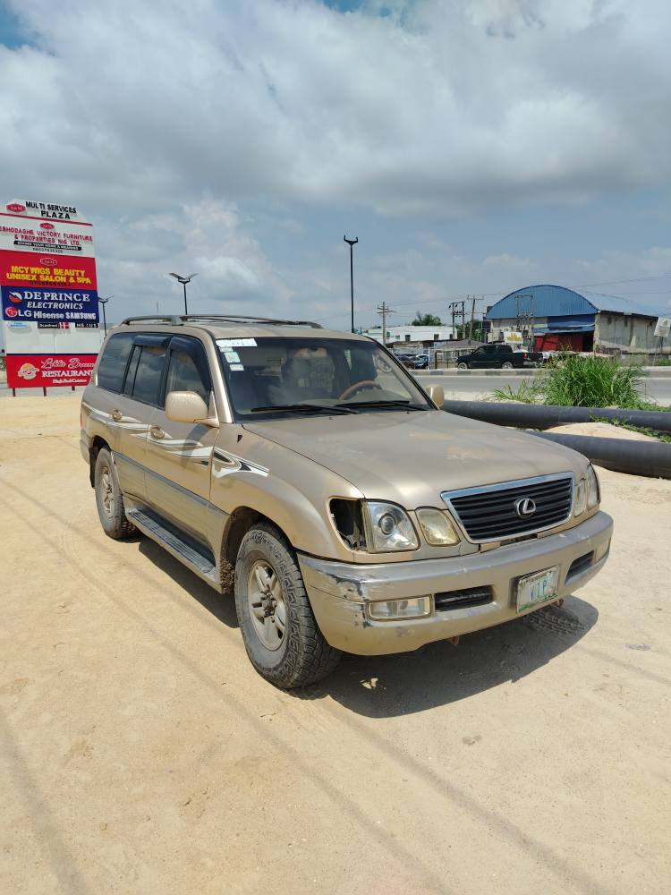 A picture of Lexus LX 570 2004