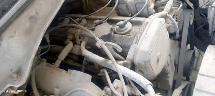 A picture of Toyota Noah ziko mbili r40 na New Shap zinalengeshwa chap