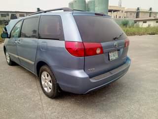 A picture of Toyota Sienna 2006