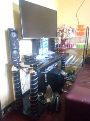 A picture of Sofa mtu mmoja 75 Meza na stand ya tv 135