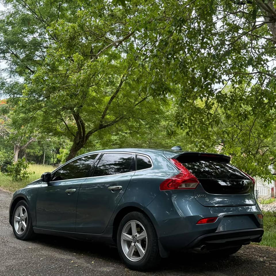 A picture of Volvo V40 Injin cc 1590 Gia automatic Full ac Ipo